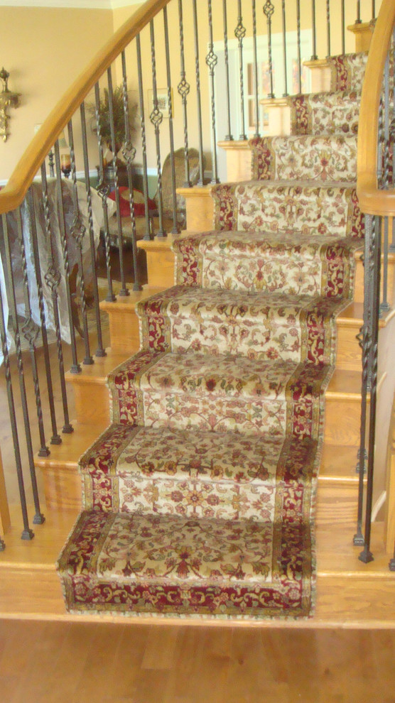 Aménagement d'un très grand escalier classique avec des marches en bois et des contremarches en bois.