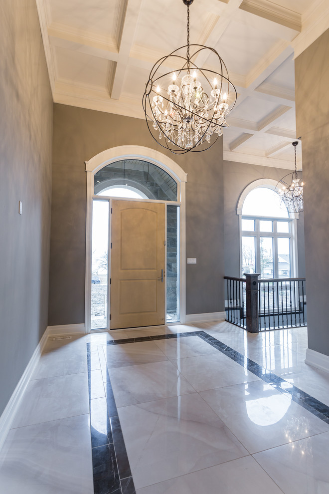 Ispirazione per un corridoio minimal di medie dimensioni con pareti marroni, pavimento in marmo, una porta singola, una porta in legno chiaro e pavimento bianco