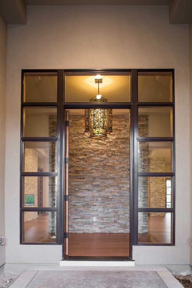 Mittelgroßes Modernes Foyer mit beiger Wandfarbe, dunklem Holzboden, Einzeltür, dunkler Holzhaustür und braunem Boden in Sacramento