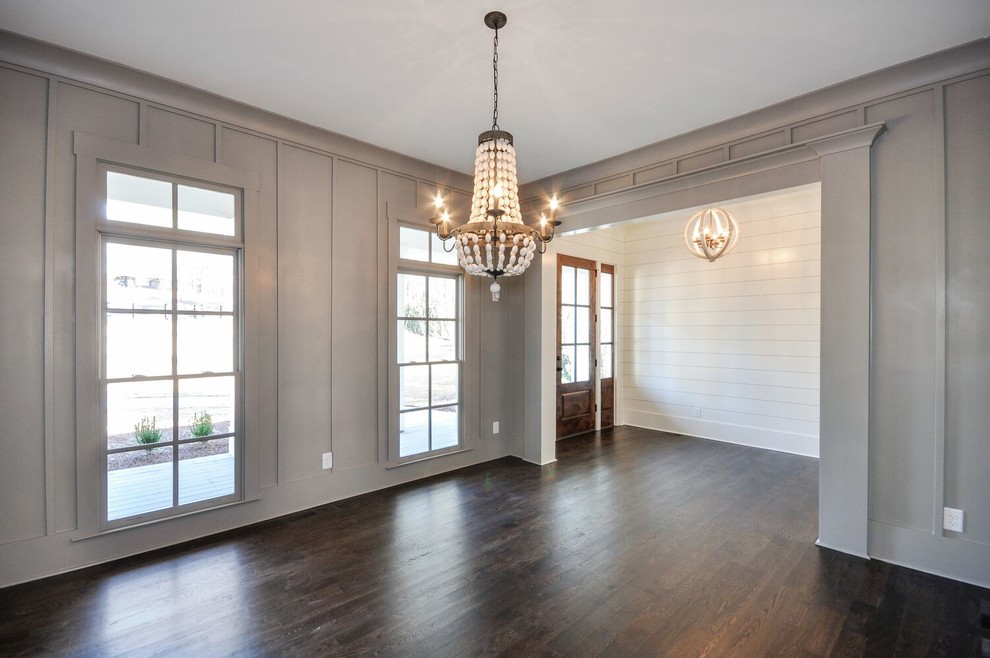 Mittelgroße Moderne Haustür mit weißer Wandfarbe, dunklem Holzboden, Einzeltür, Haustür aus Glas und braunem Boden in Atlanta