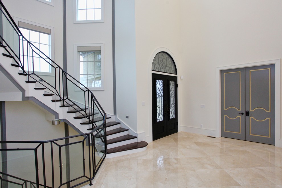 Ispirazione per un ampio corridoio minimal con pareti bianche, pavimento in marmo, una porta a due ante, una porta in legno scuro e pavimento beige