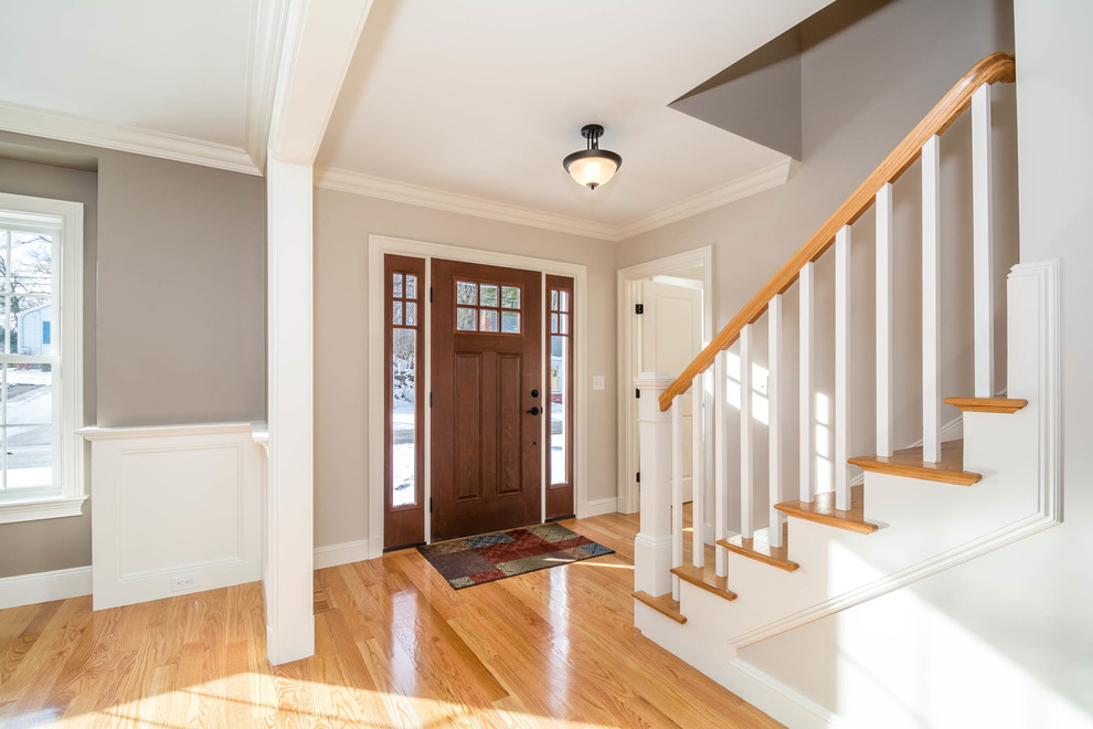 Mittelgroße Klassische Haustür mit grauer Wandfarbe, Einzeltür, hellbrauner Holzhaustür, braunem Boden und braunem Holzboden in Boston