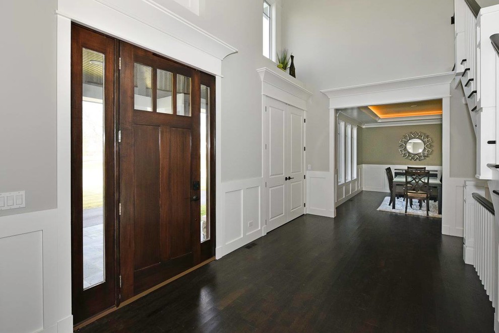 Mittelgroßes Klassisches Foyer mit grauer Wandfarbe, dunklem Holzboden, Einzeltür und dunkler Holzhaustür in San Diego