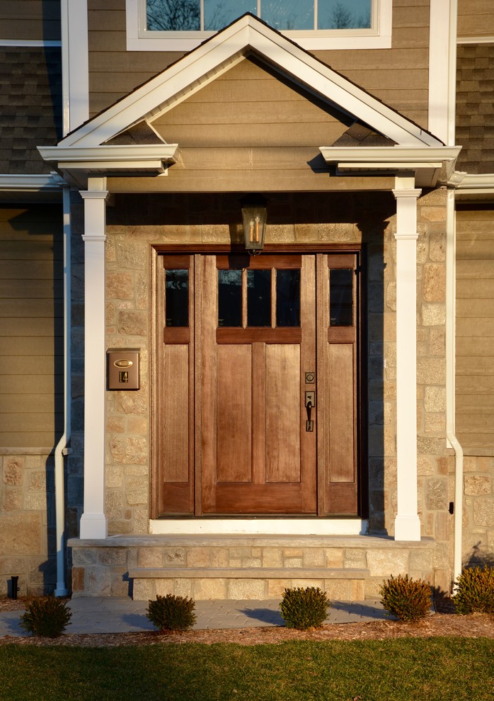 Aménagement d'une porte d'entrée classique de taille moyenne avec une porte simple et une porte en bois foncé.