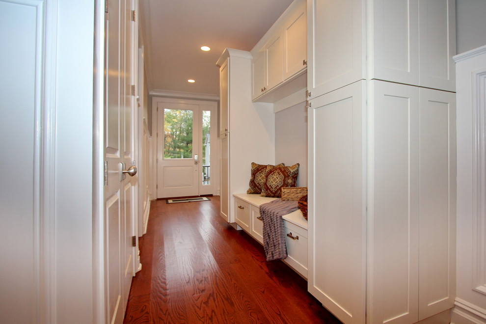 Источник вдохновения для домашнего уюта: тамбур среднего размера в стиле неоклассика (современная классика) с серыми стенами, темным паркетным полом, одностворчатой входной дверью и белой входной дверью