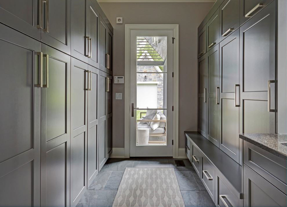 Свежая идея для дизайна: большой тамбур со шкафом для обуви в стиле неоклассика (современная классика) с серыми стенами, одностворчатой входной дверью, белой входной дверью и серым полом - отличное фото интерьера
