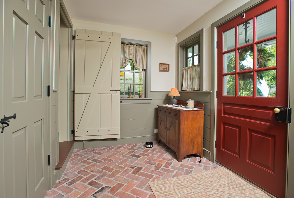 Imagen de puerta principal tradicional de tamaño medio con paredes beige, suelo de ladrillo, puerta simple, puerta roja y suelo rojo