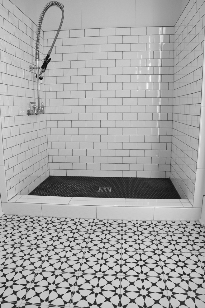 Inredning av ett klassiskt mellanstort badrum, med vita väggar, betonggolv och flerfärgat golv
