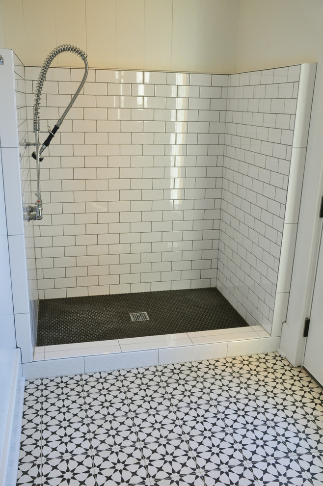 Inspiration pour une salle de bain traditionnelle de taille moyenne avec un mur blanc, sol en béton ciré et un sol multicolore.