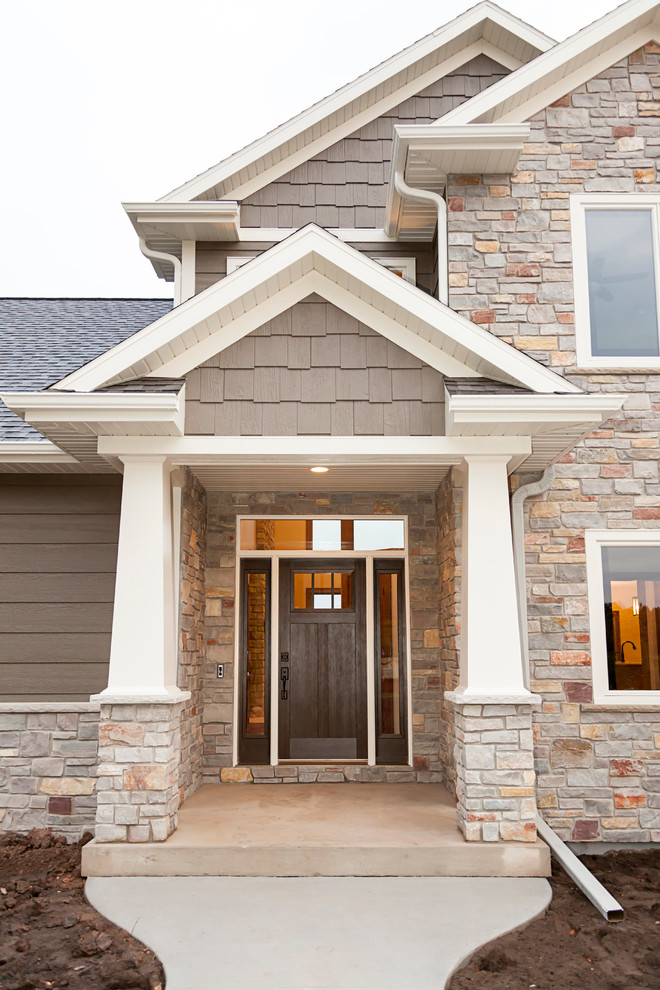 Mittelgroße Rustikale Haustür mit brauner Wandfarbe, Betonboden, Einzeltür und dunkler Holzhaustür in Sonstige