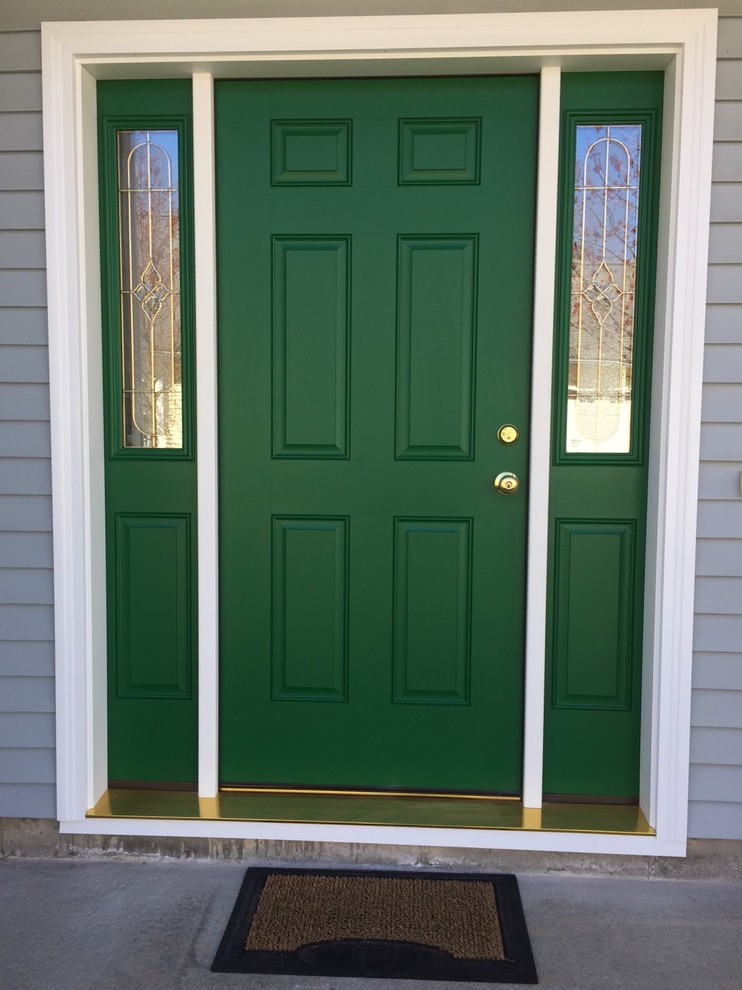 Haustür mit Einzeltür und grüner Haustür in Bridgeport