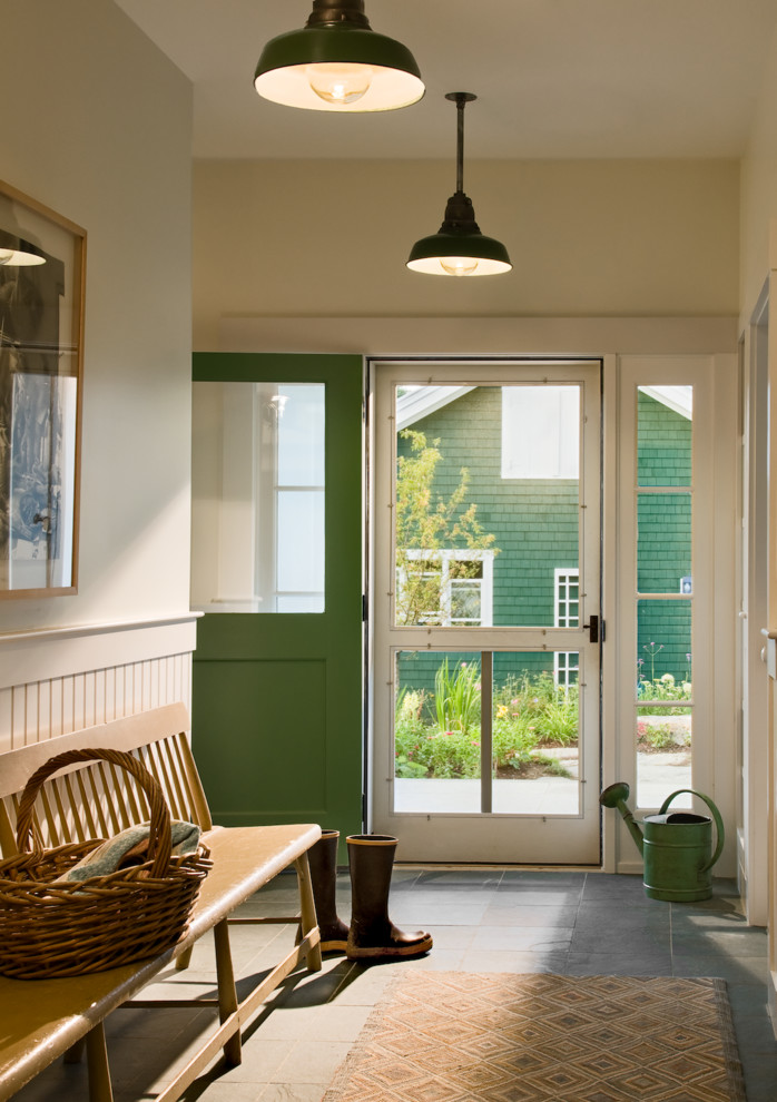 Foto de vestíbulo posterior campestre grande con paredes blancas, puerta simple y puerta verde
