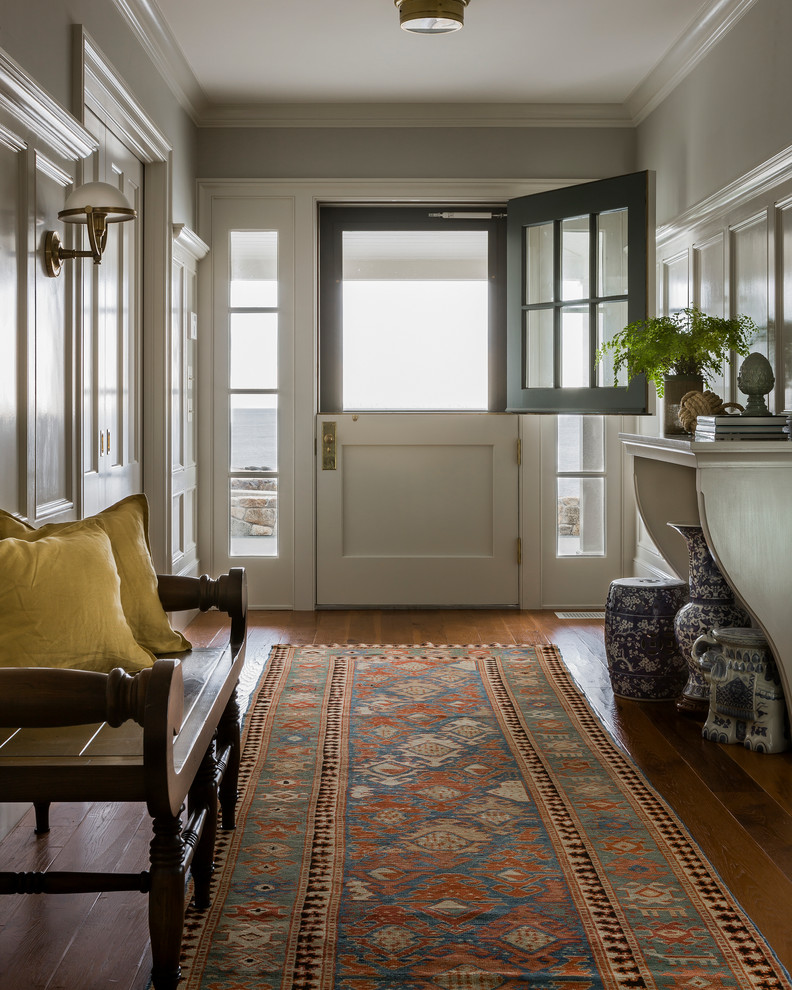 Maritimes Foyer mit grauer Wandfarbe, braunem Holzboden und Klöntür in Boston