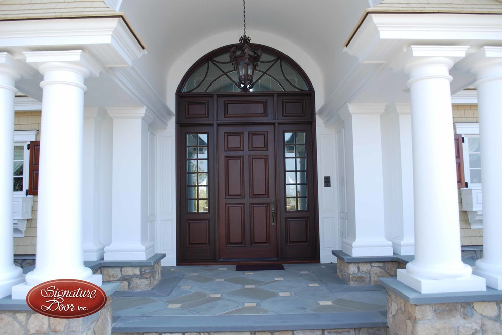 Esempio di una porta d'ingresso tradizionale con una porta singola e una porta in legno scuro