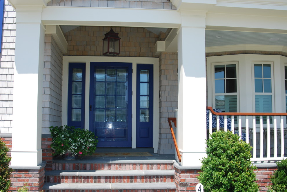 Стильный дизайн: прихожая в классическом стиле с одностворчатой входной дверью и синей входной дверью - последний тренд