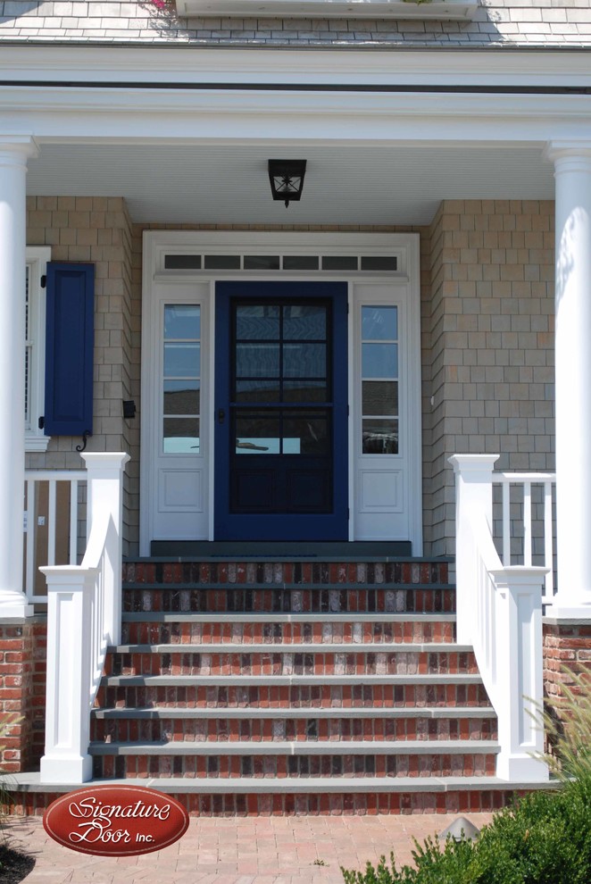 Inspiration pour une porte d'entrée traditionnelle avec une porte simple et une porte bleue.
