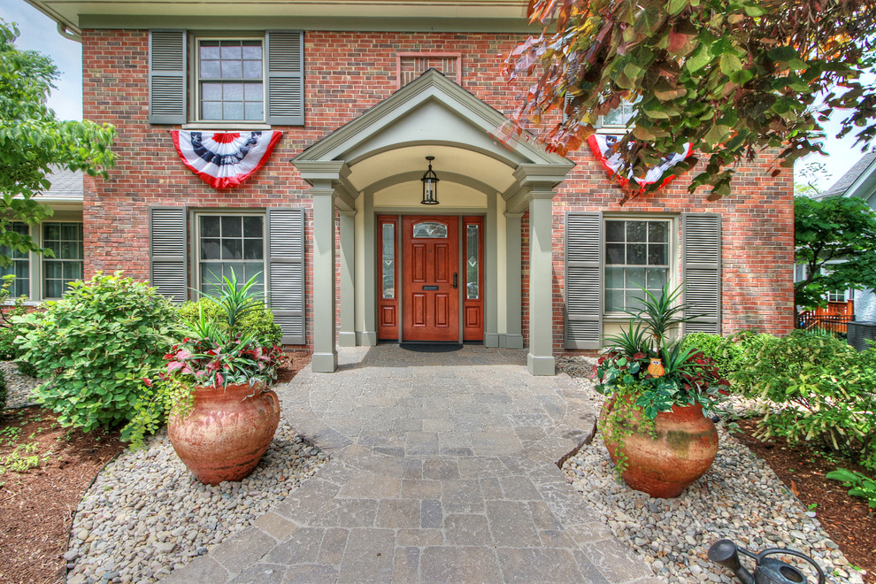 Стильный дизайн: входная дверь среднего размера в классическом стиле с зелеными стенами, одностворчатой входной дверью и входной дверью из дерева среднего тона - последний тренд