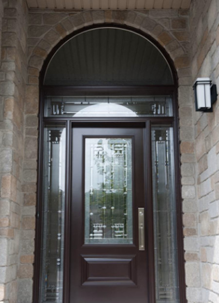 Cette image montre une porte d'entrée traditionnelle de taille moyenne avec une porte simple et une porte en bois foncé.