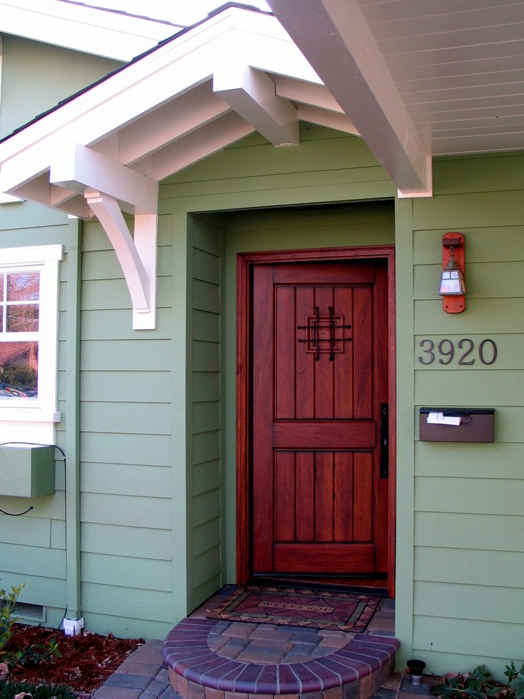 Traditional entrance in San Francisco with a single front door and a dark wood front door.