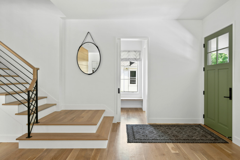 Идея дизайна: большое фойе в стиле неоклассика (современная классика) с белыми стенами, светлым паркетным полом, одностворчатой входной дверью, зеленой входной дверью и коричневым полом