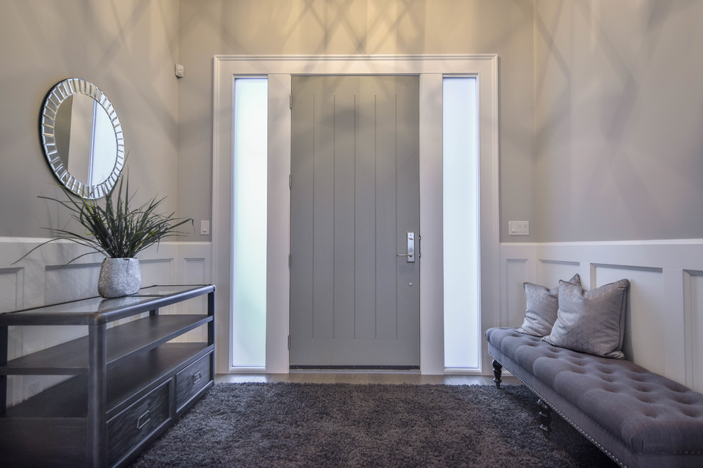Источник вдохновения для домашнего уюта: входная дверь среднего размера в стиле неоклассика (современная классика) с серыми стенами, светлым паркетным полом, одностворчатой входной дверью, серой входной дверью и коричневым полом