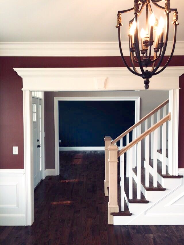 Geräumiges Landhaus Foyer mit grauer Wandfarbe, dunklem Holzboden und Einzeltür in Denver