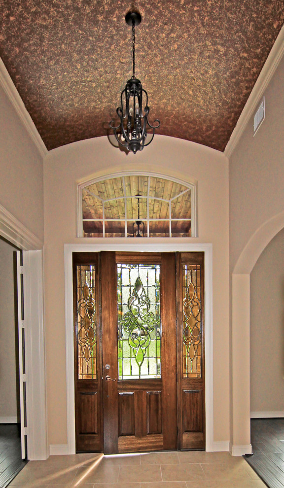 Großes Klassisches Foyer mit beiger Wandfarbe, Keramikboden, Einzeltür und dunkler Holzhaustür in Houston