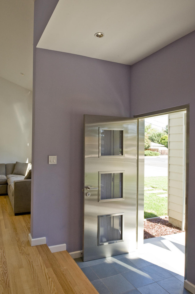 Imagen de entrada actual con paredes púrpuras y puerta metalizada