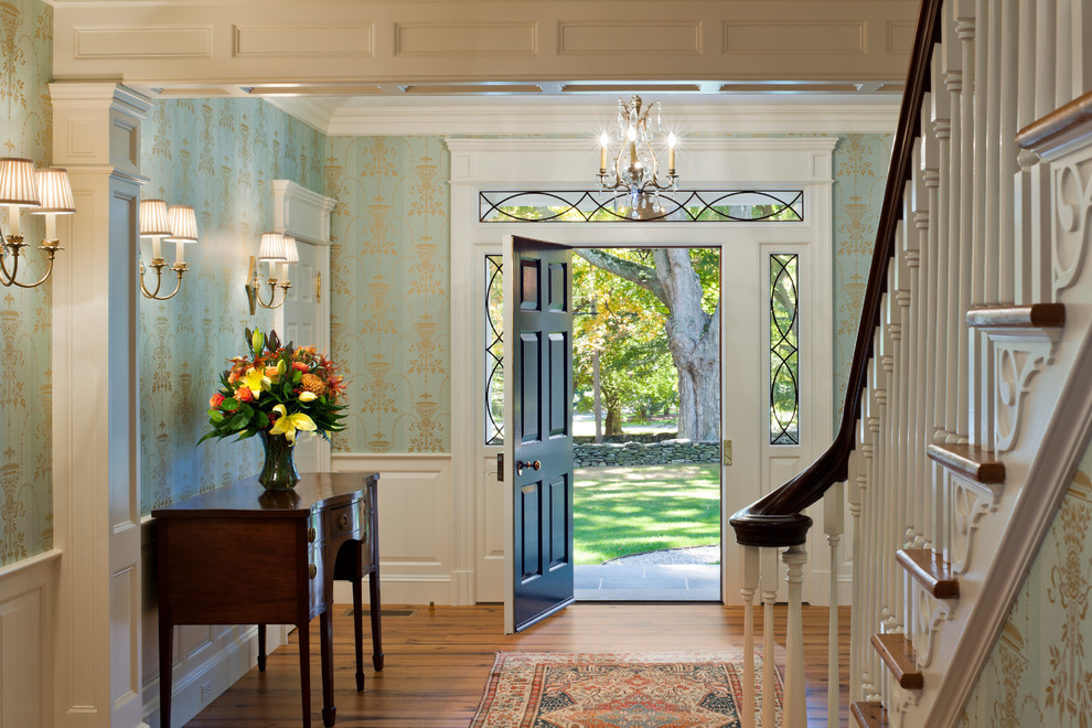 Пример оригинального дизайна: фойе среднего размера в классическом стиле с синими стенами, светлым паркетным полом, одностворчатой входной дверью, белой входной дверью и бежевым полом