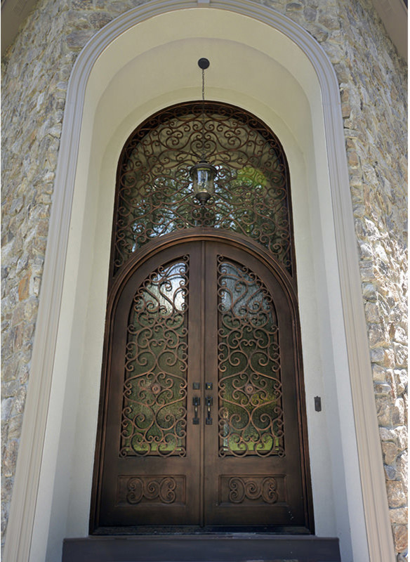 Foto di una grande porta d'ingresso moderna con una porta a due ante e una porta in metallo