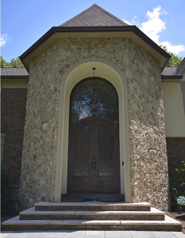 На фото: большая входная дверь в стиле модернизм с двустворчатой входной дверью и металлической входной дверью
