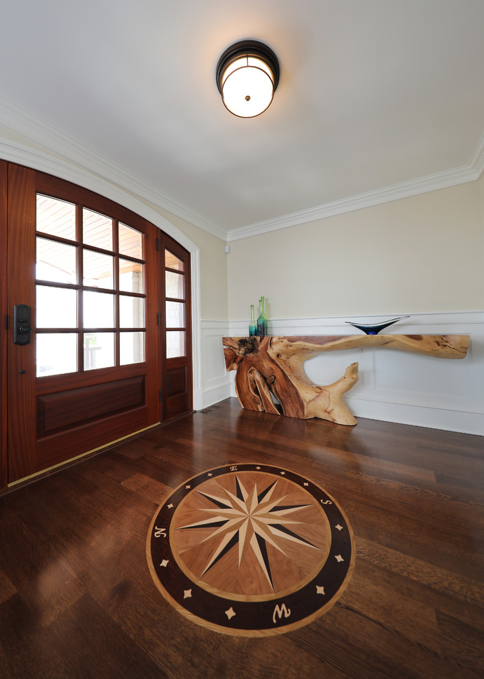 Mittelgroßes Maritimes Foyer mit beiger Wandfarbe, dunklem Holzboden, dunkler Holzhaustür und braunem Boden in Sonstige