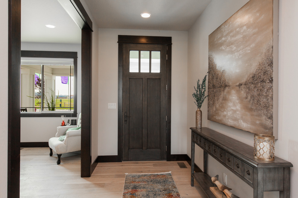 Idee per una porta d'ingresso country di medie dimensioni con pareti bianche, parquet chiaro, una porta singola, una porta in legno scuro e pavimento bianco