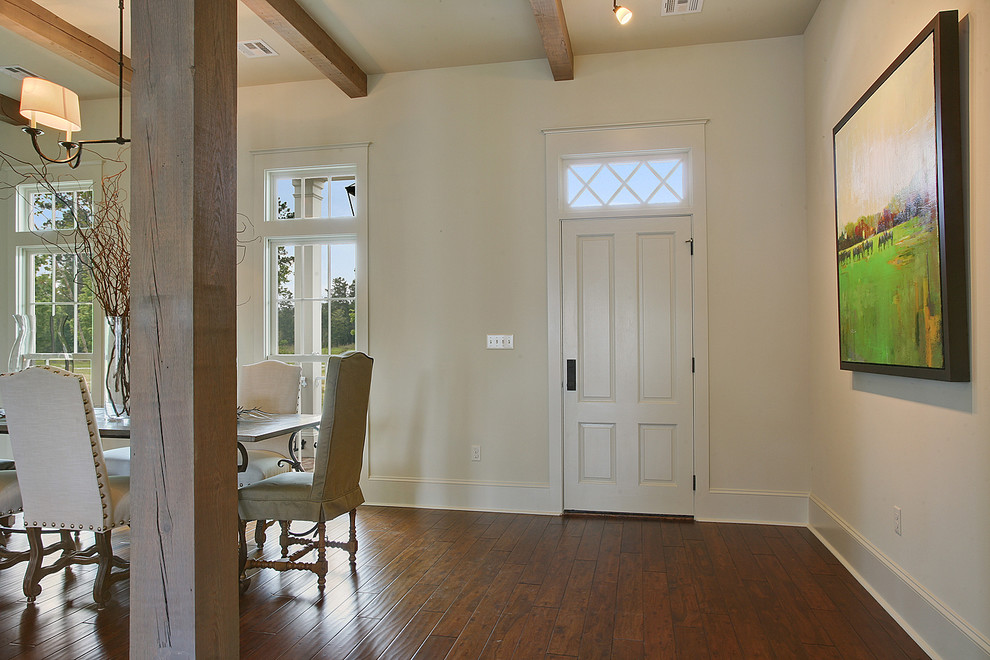 Mittelgroßer Klassischer Eingang mit Korridor, beiger Wandfarbe, dunklem Holzboden, Einzeltür und weißer Haustür in New Orleans