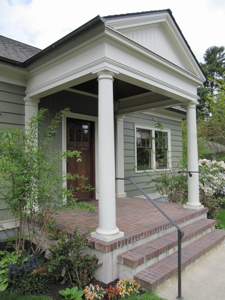 Mittelgroße Klassische Haustür mit grüner Wandfarbe, Backsteinboden, Einzeltür, dunkler Holzhaustür und braunem Boden in Seattle