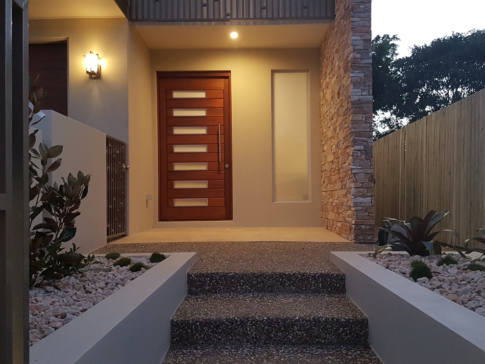 Diseño de puerta principal actual pequeña con paredes beige, suelo de baldosas de cerámica, puerta simple, puerta de madera en tonos medios y suelo beige