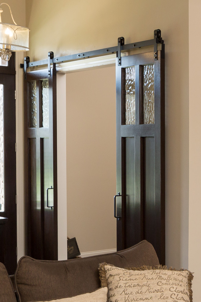 Inspiration pour un hall d'entrée traditionnel de taille moyenne avec un mur beige, une porte double et une porte en verre.