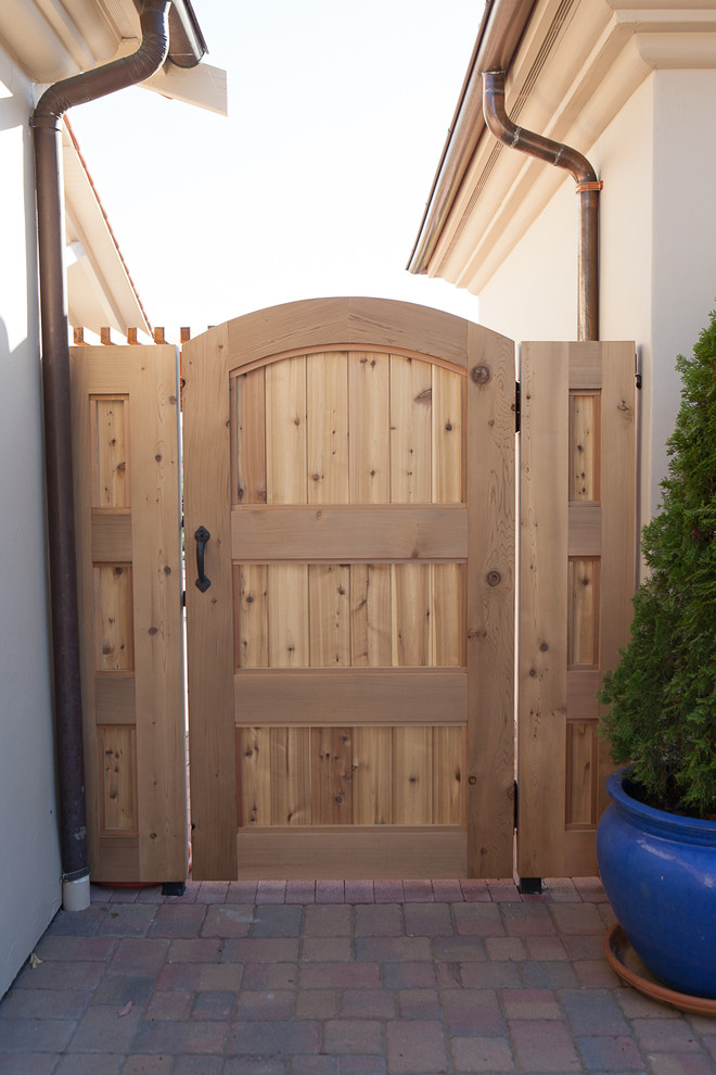 Immagine di un ingresso o corridoio classico di medie dimensioni con una porta singola e una porta in legno chiaro