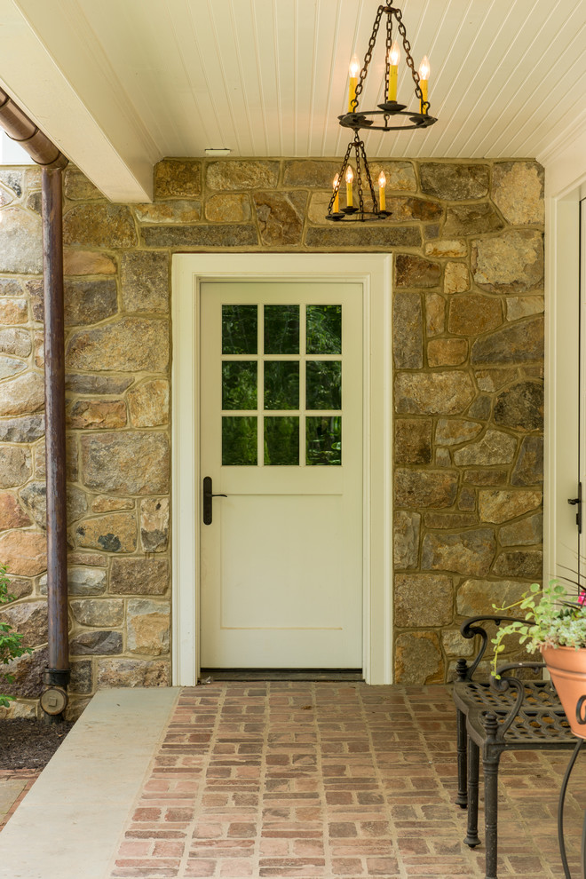 Immagine di un ingresso o corridoio chic con una porta singola e una porta bianca