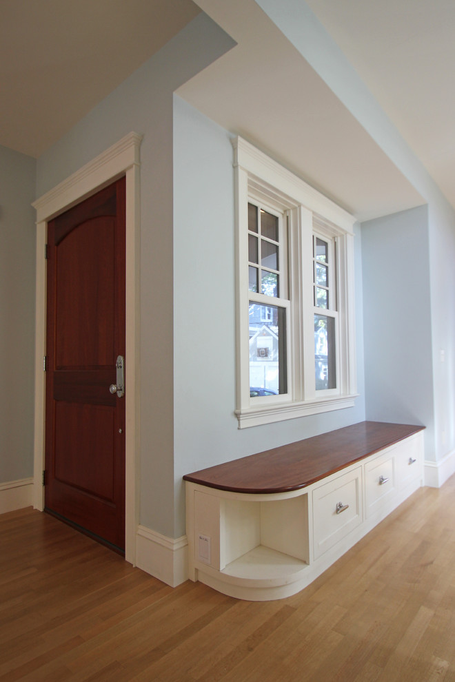 На фото: входная дверь среднего размера в классическом стиле с синими стенами, светлым паркетным полом, одностворчатой входной дверью и металлической входной дверью