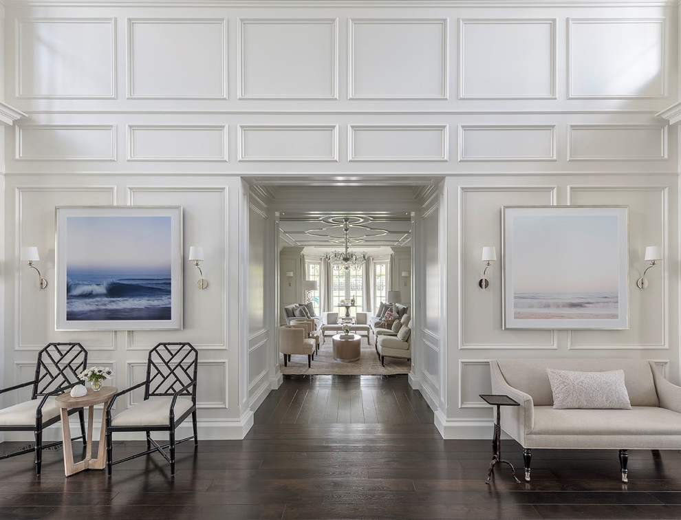 Großes Klassisches Foyer mit weißer Wandfarbe, dunklem Holzboden und braunem Boden in San Francisco