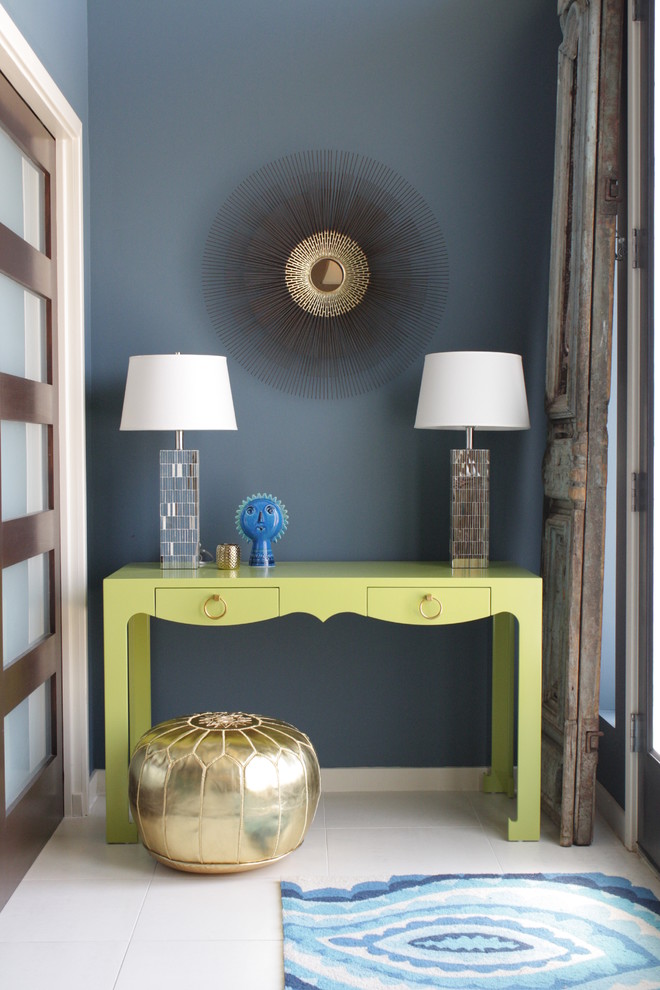 Источник вдохновения для домашнего уюта: фойе среднего размера в современном стиле с синими стенами, полом из керамической плитки, одностворчатой входной дверью и входной дверью из дерева среднего тона