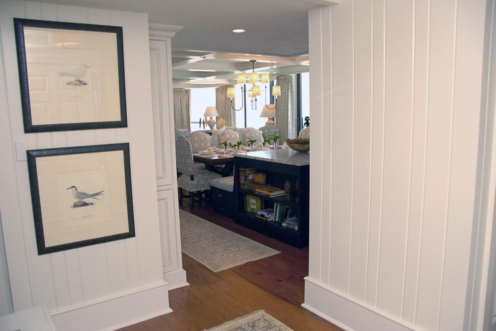 Immagine di un piccolo ingresso stile marinaro con pareti bianche e pavimento in legno massello medio