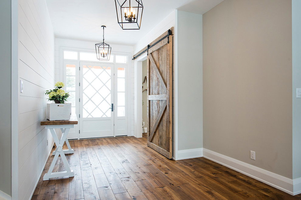 Imagen de puerta principal minimalista de tamaño medio con paredes beige, puerta simple y puerta blanca