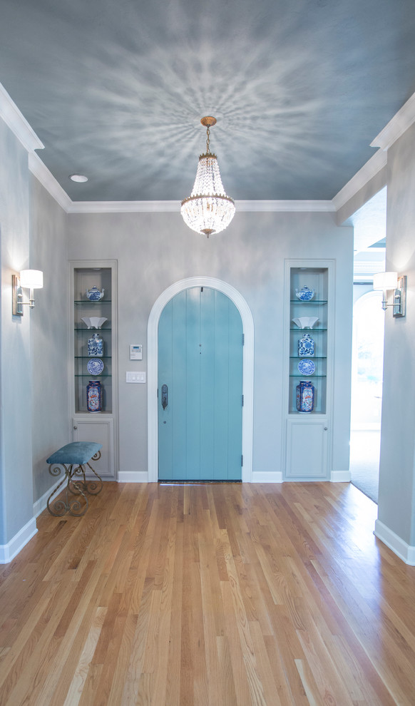 Idéer för att renovera en vintage entré, med grå väggar, mellanmörkt trägolv, en enkeldörr och en blå dörr