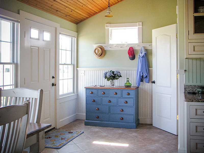 Foto de distribuidor de estilo de casa de campo pequeño con paredes verdes, suelo de baldosas de cerámica, puerta simple y puerta blanca