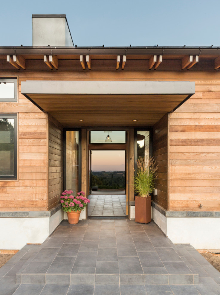 Moderne Haustür mit brauner Wandfarbe und grauem Boden in Portland