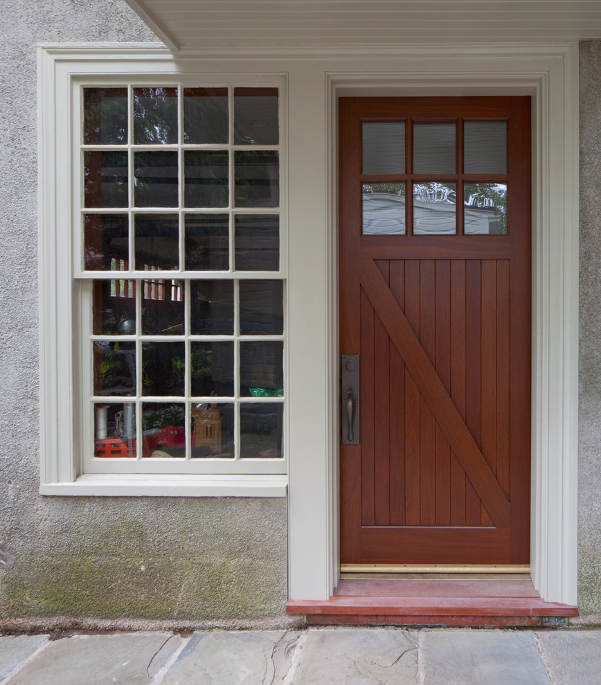 Immagine di un ingresso con vestibolo stile marinaro di medie dimensioni con una porta singola e una porta in legno bruno