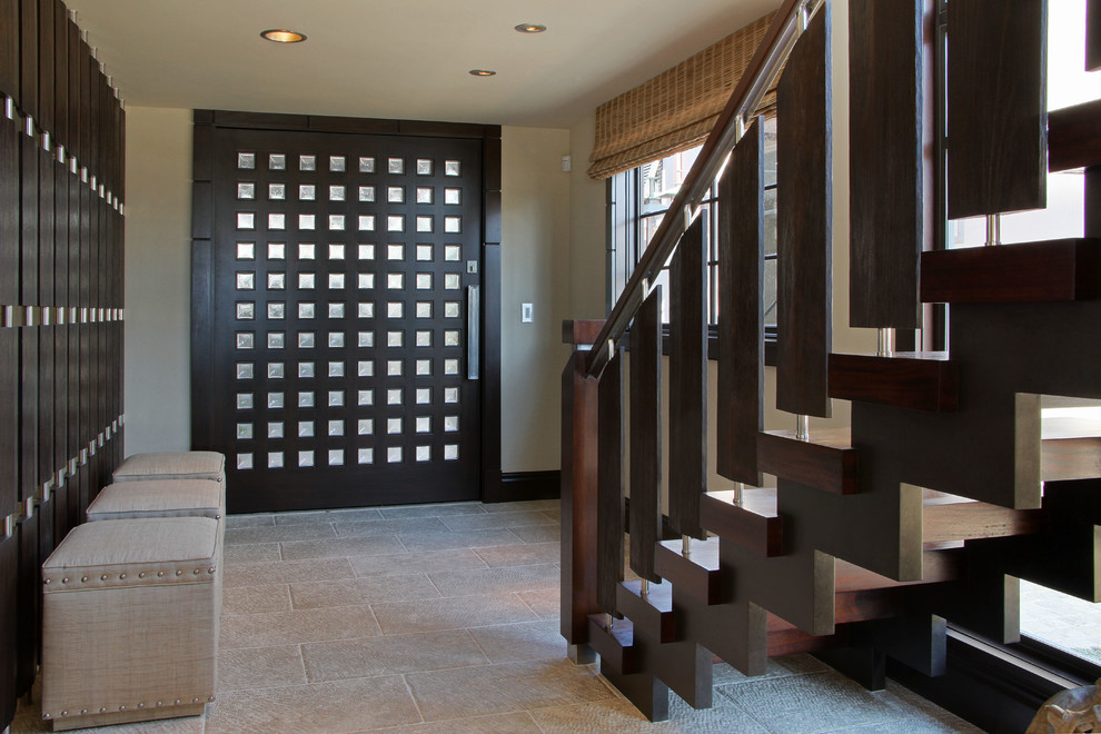 Immagine di un corridoio contemporaneo di medie dimensioni con pareti beige, pavimento con piastrelle in ceramica, una porta a pivot e una porta in legno scuro