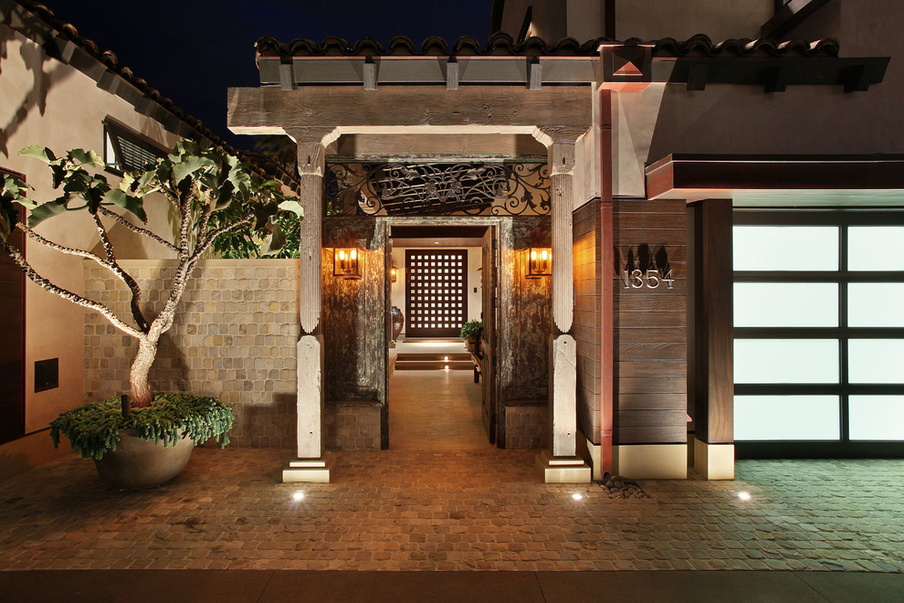 Imagen de vestíbulo de estilo zen grande con paredes beige, puerta simple y puerta de madera oscura
